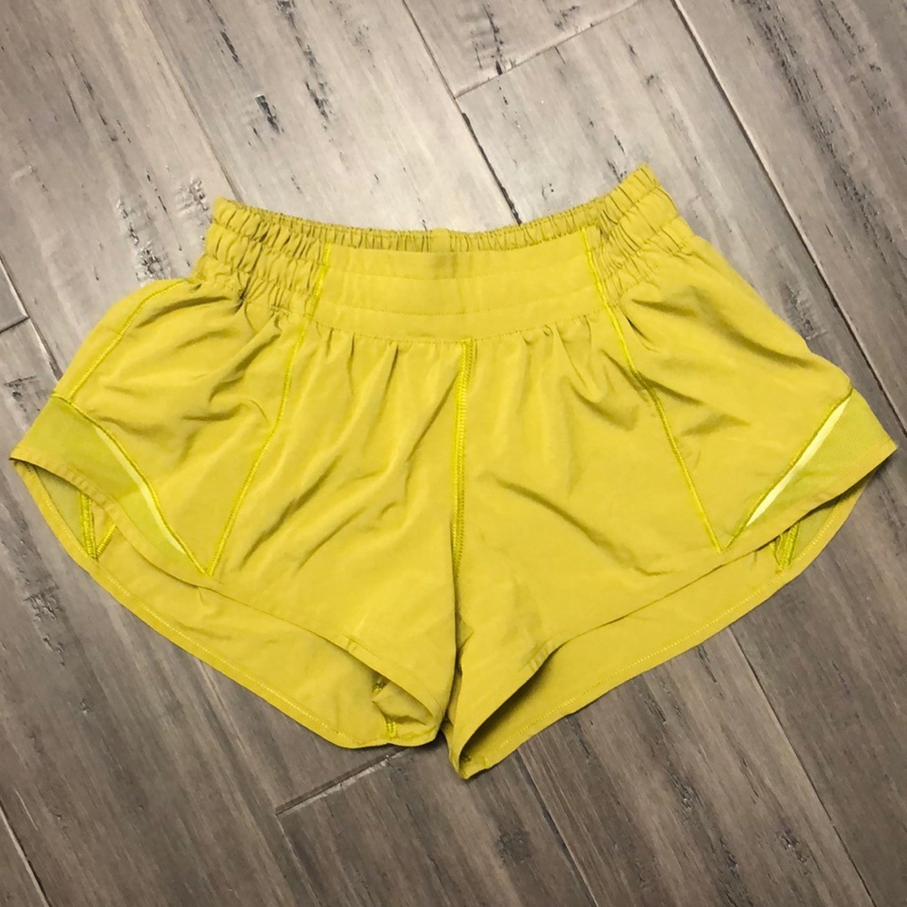 Lululemon 2.5” hotty hot shorts